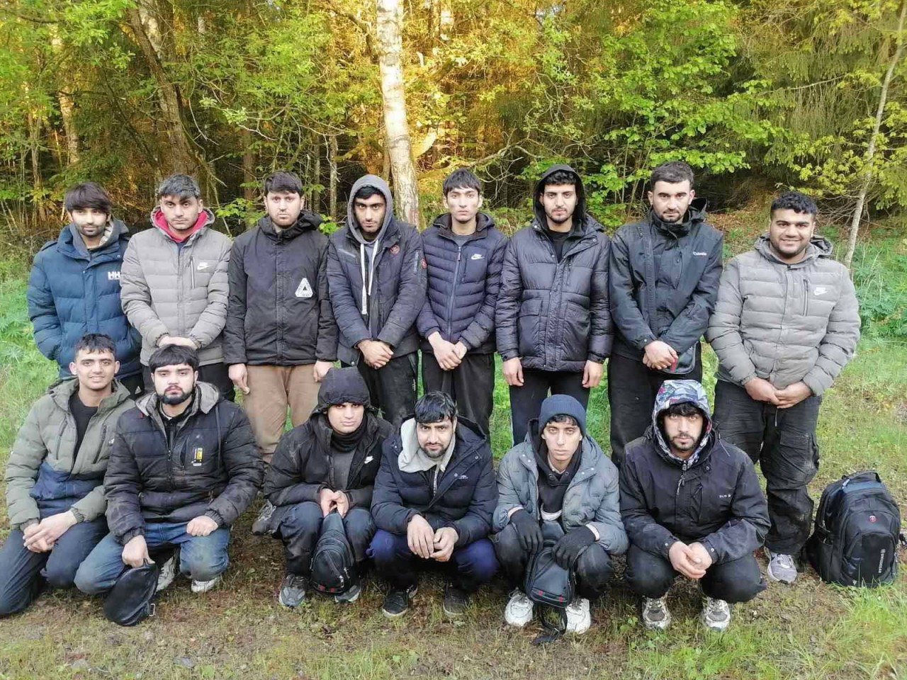 Żywią się trawą i piją wodę z bagna. Około 200 Afgańczyków utknęło na granicy białorusko-polskiej