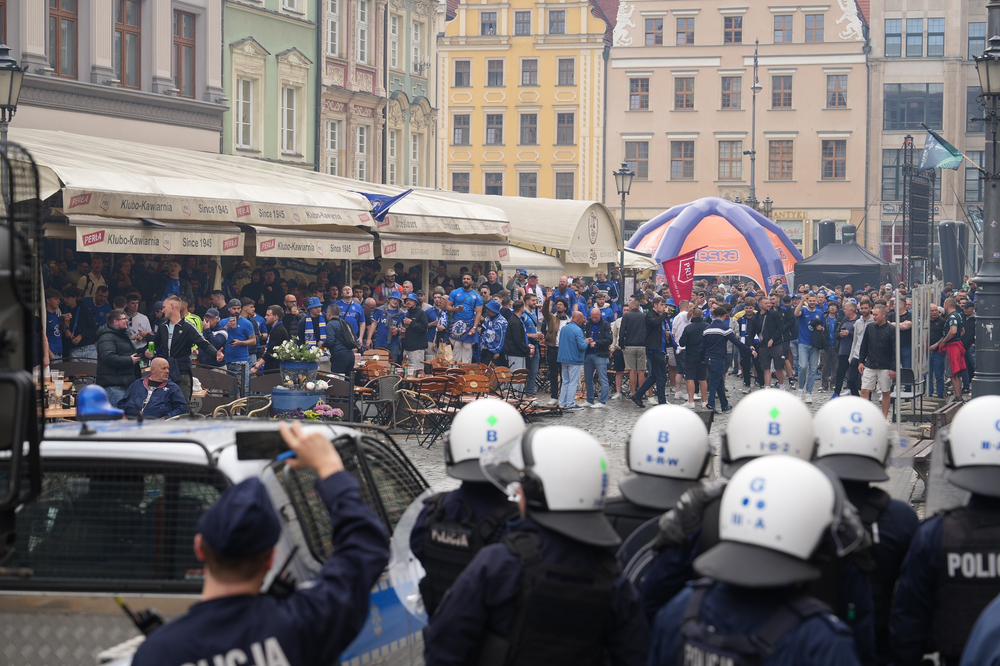 „Rzucali butelkami, wspinali się na latarnie”. Jak Wrocław przyjął finał Ligi Konferencji, stał się miejscem starć kibiców, ale zyskał pieniądze i reklamę