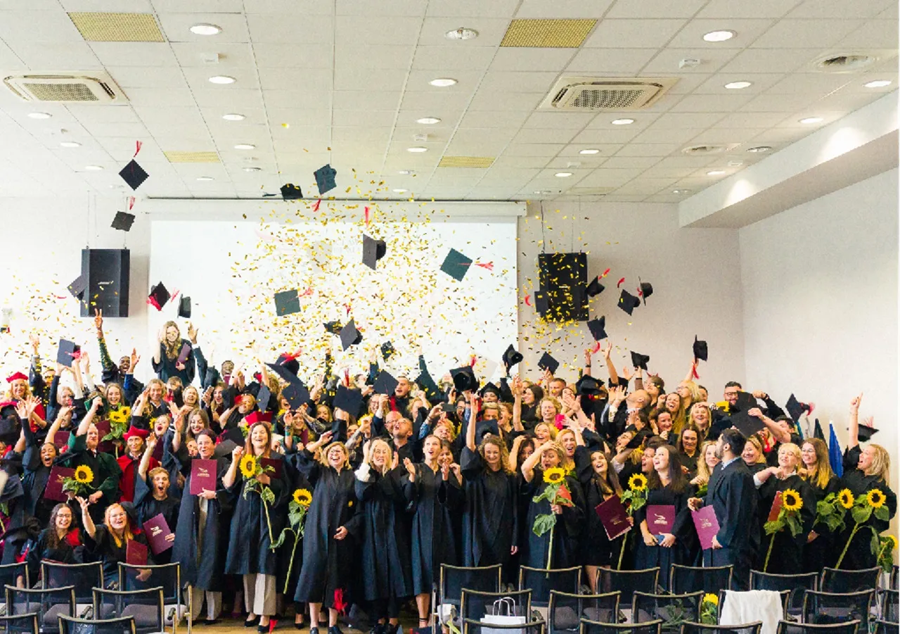 Wręczenie dyplomów w Wrocławskiej Akademii Biznesu. Fot. Wab.edu.pl
