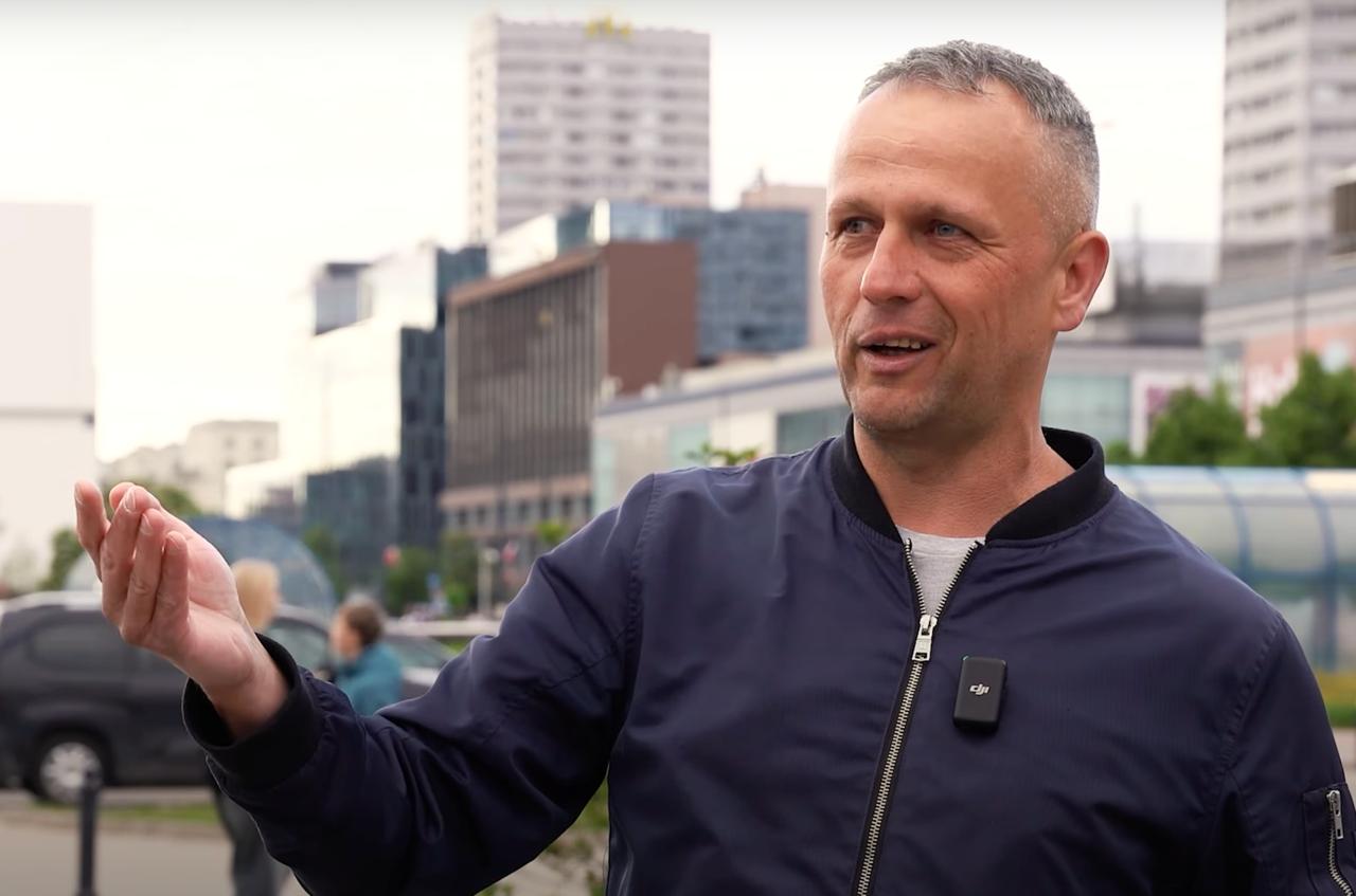 „Skoro on dał radę, to ja też mogę”. Polski stand-uper nauczył się rosyjskiego i występuje przed emigrantami