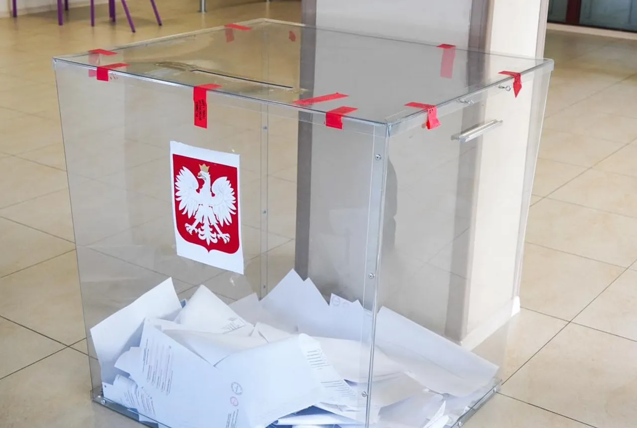 W Polsce odbyła się pierwsza tura wyborów prezydenckich. Na prowadzeniu z minimalną przewagą Rafał Trzaskowski